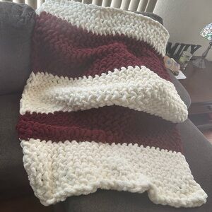 Chunky Knit Blanket in Burgundy and White